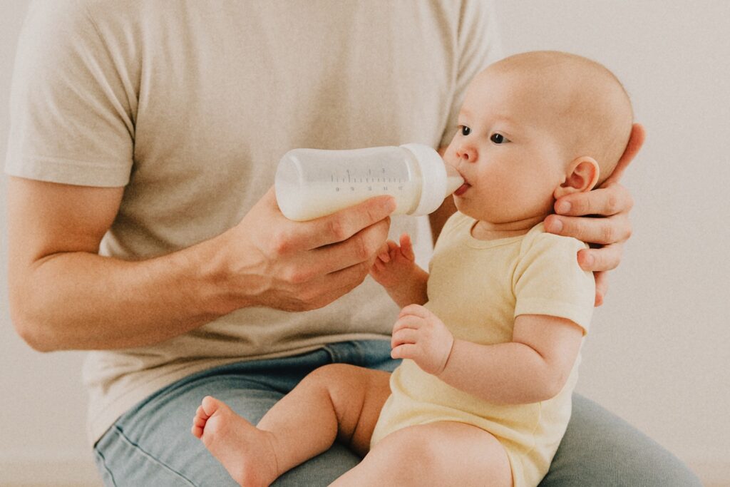 嬰兒主導式瓶餵示意圖